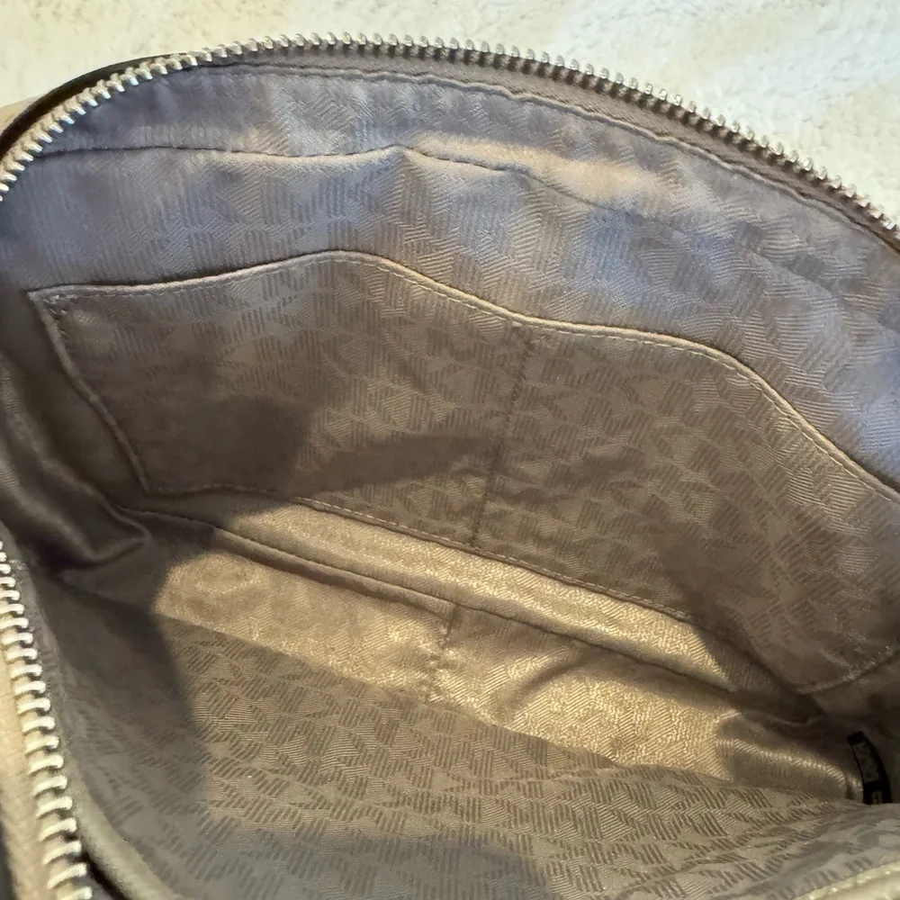 Michael Kors Women’s Jet Set Gray Perforated Crossbody Bag – EUC w/ Dust Cover - Picture 7 of 12